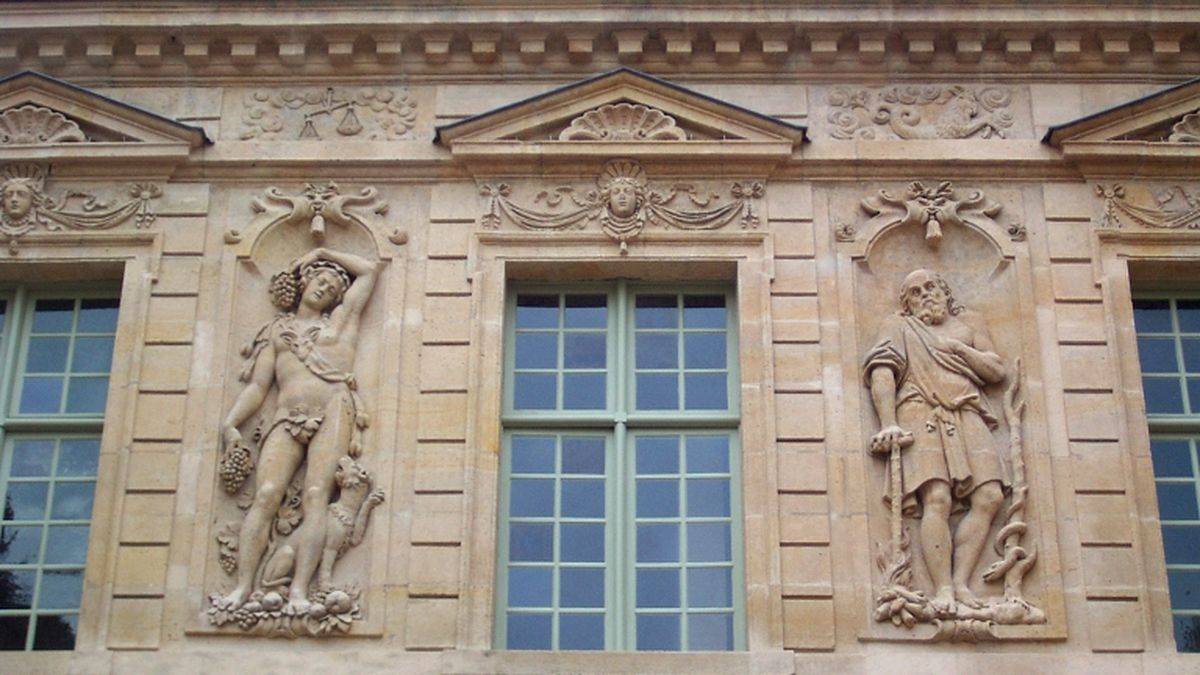 The façade in the inner courtyard