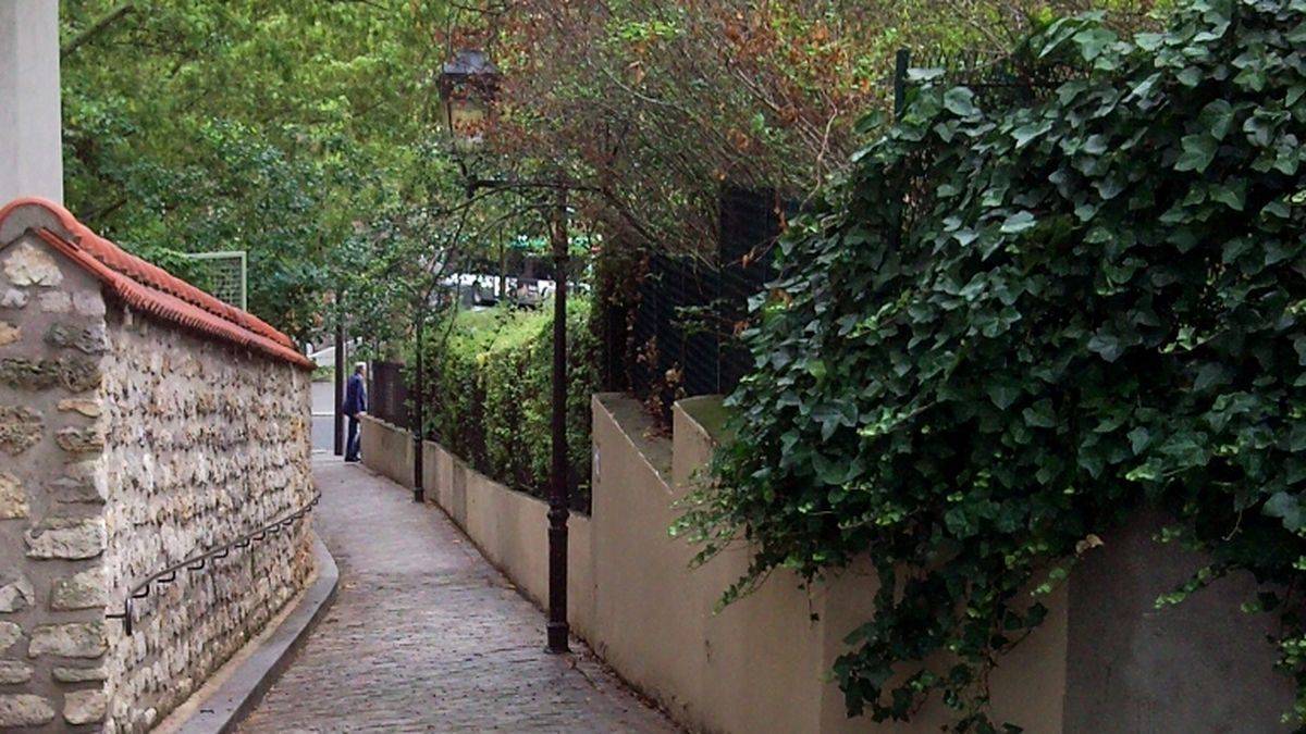 A typical street in the butte