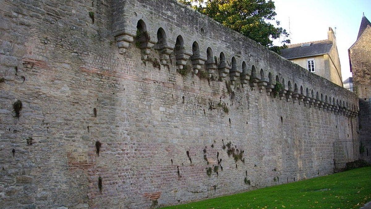 The ramparts' Roman part
