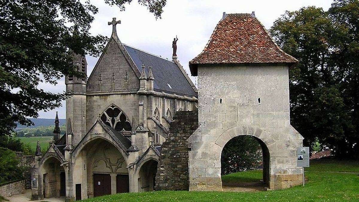 Chapel and porte de France