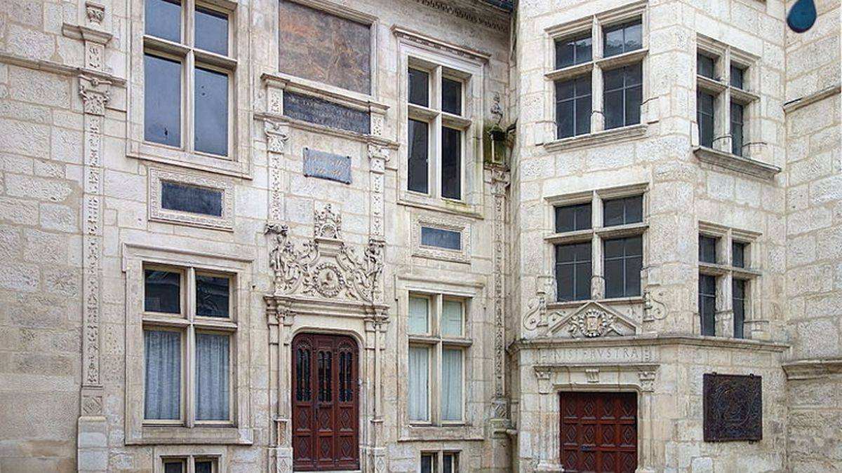 The façade