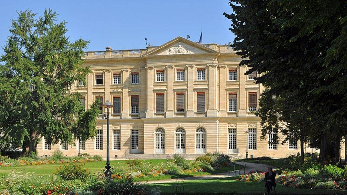 The façade