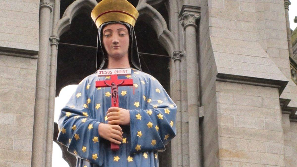 The Virgin, on the basilica parvis