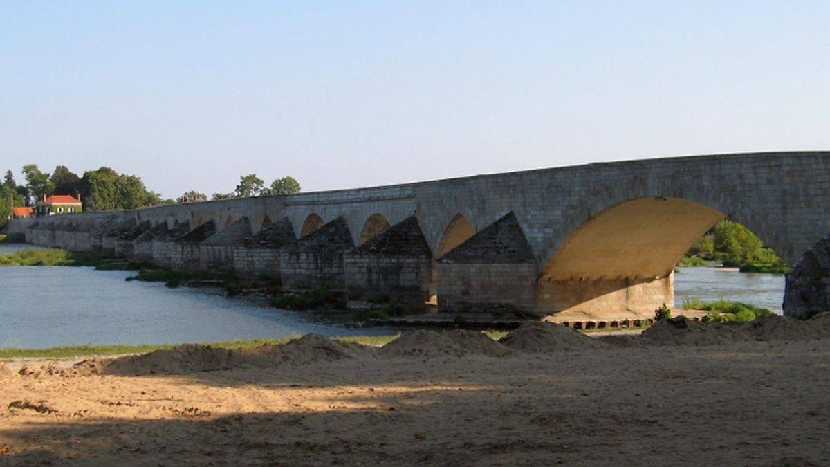 The bridge crossing the Loire