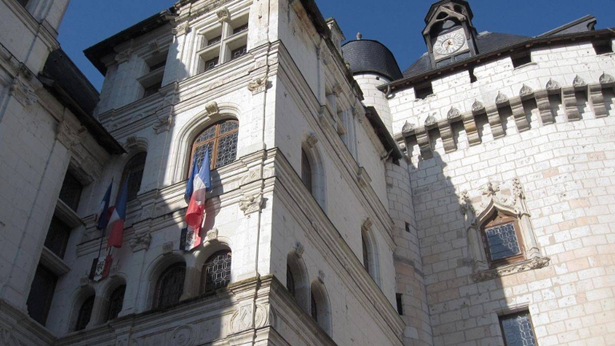 The city hall and the gate