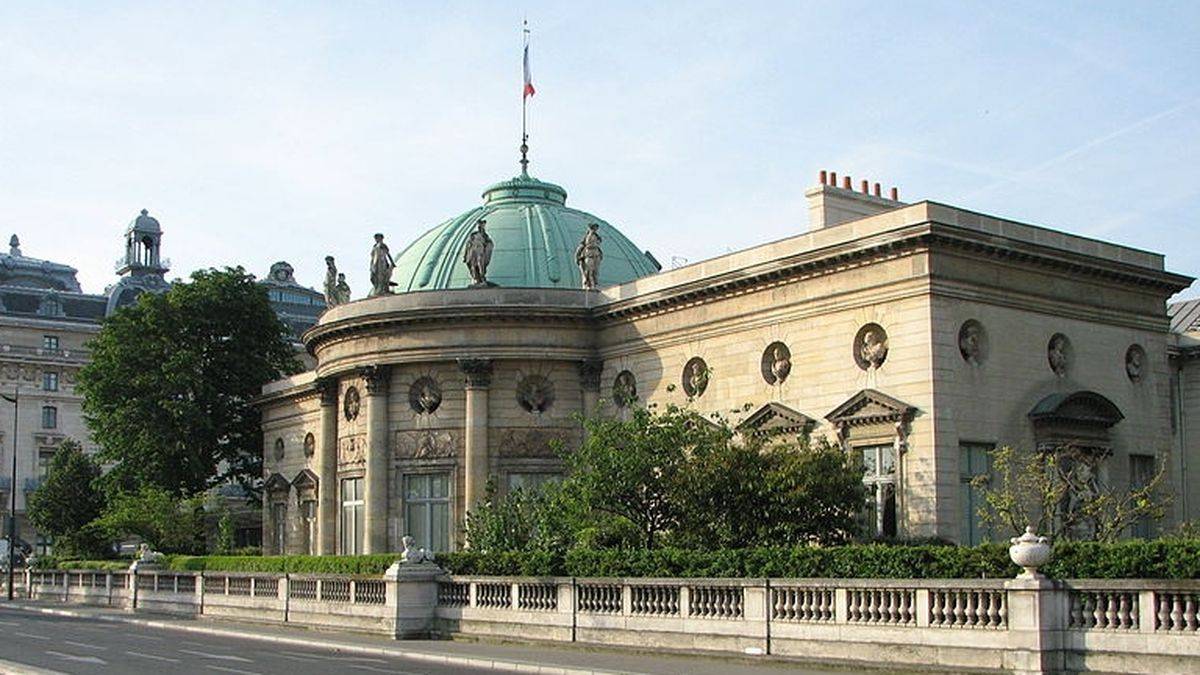 The façade on the river Seine