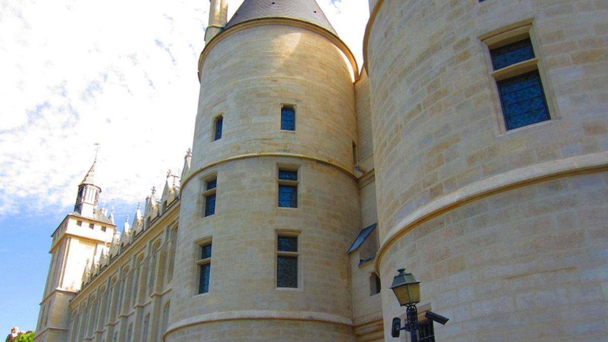 The façade