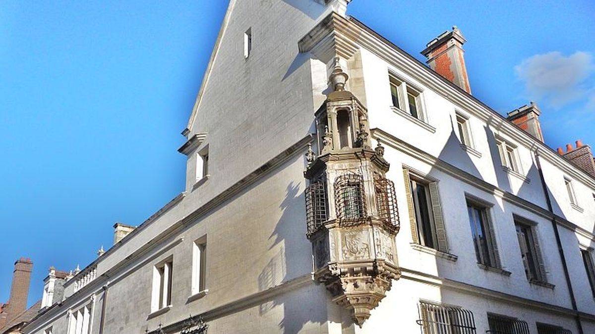 The façade