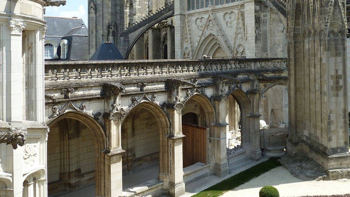 Eastern arcade and cathedral's transept