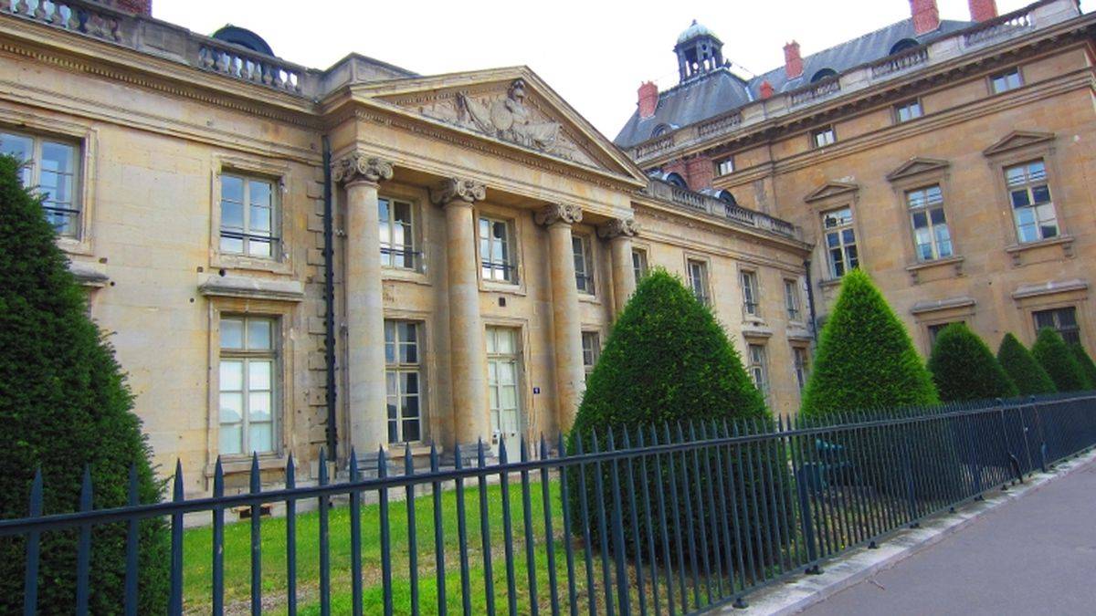 The façade