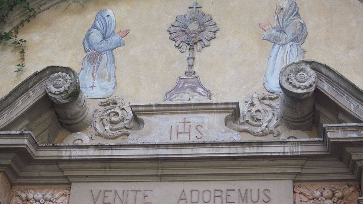 The façade
