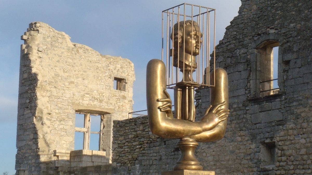 Sade monument, Lacoste