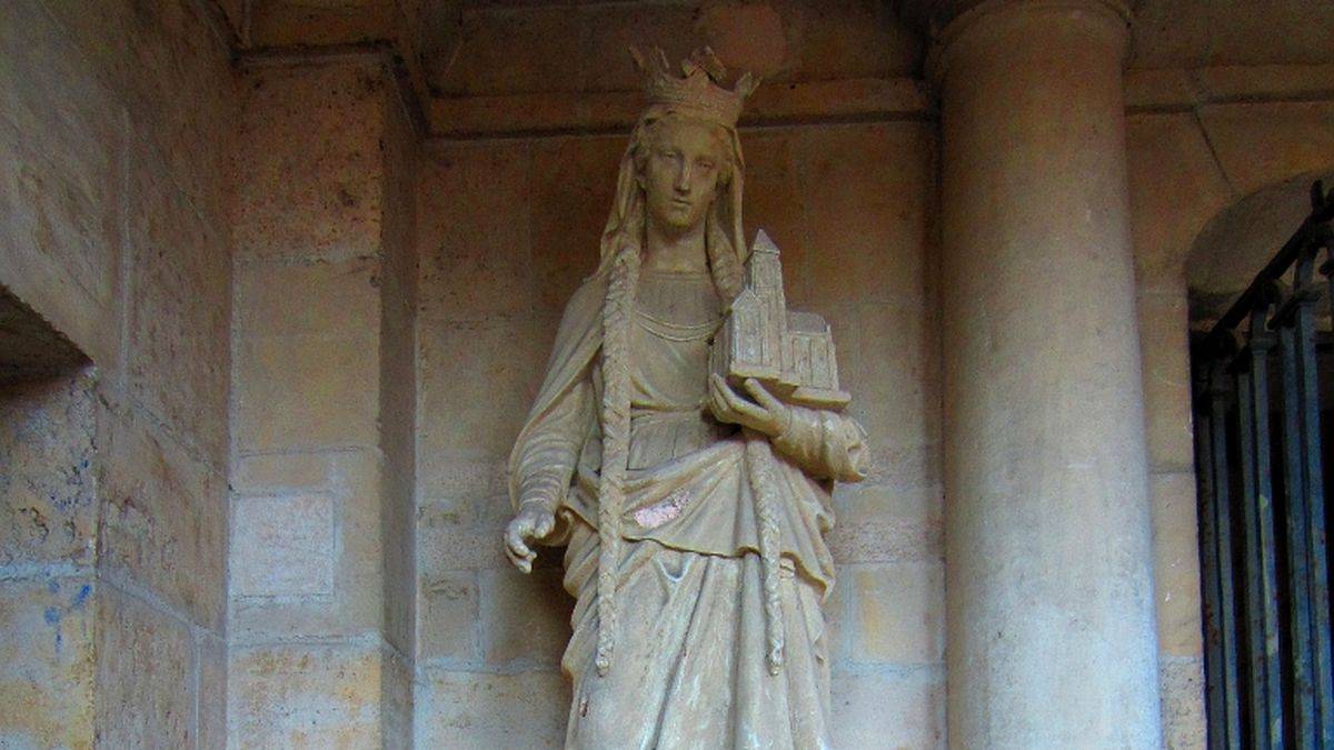 Ann at the entrance of the abbey