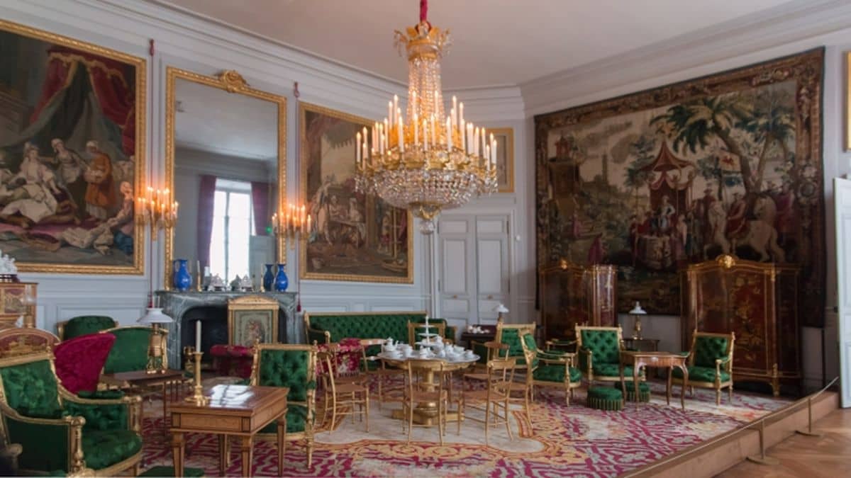 Eugenia's living-room, where the Séries took place