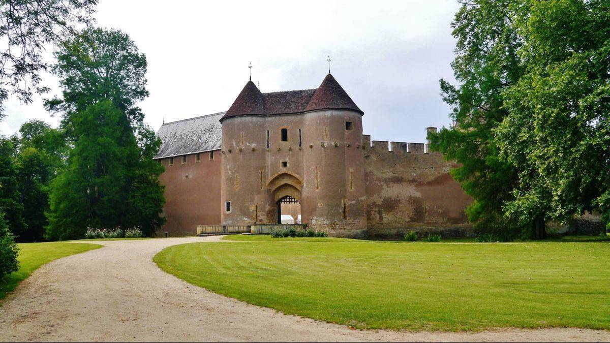 Ainay-le-Vieil castle