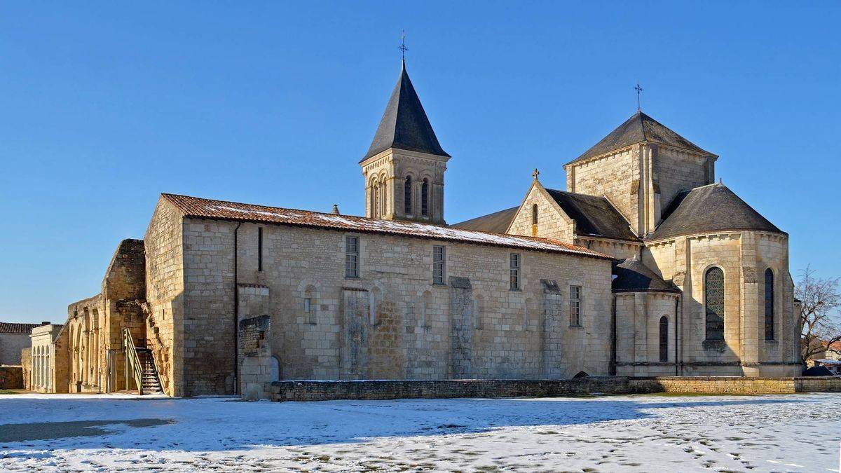 Nieul-sur-l'Autise abbey